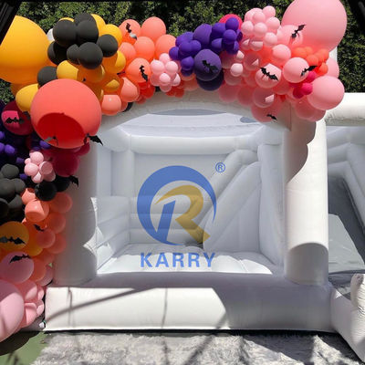 Γάμος Προσαρμοσμένο φουσκωτό λευκό κάστρο με σύνθετο διαδρόμιο